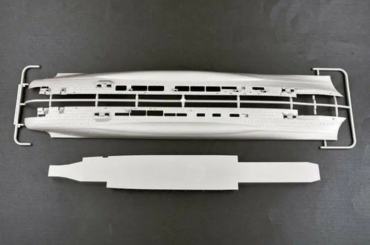 Trumpeter 05627 1/350 German Aircraf t Carrie r DKM Graf Zeppelin model kit