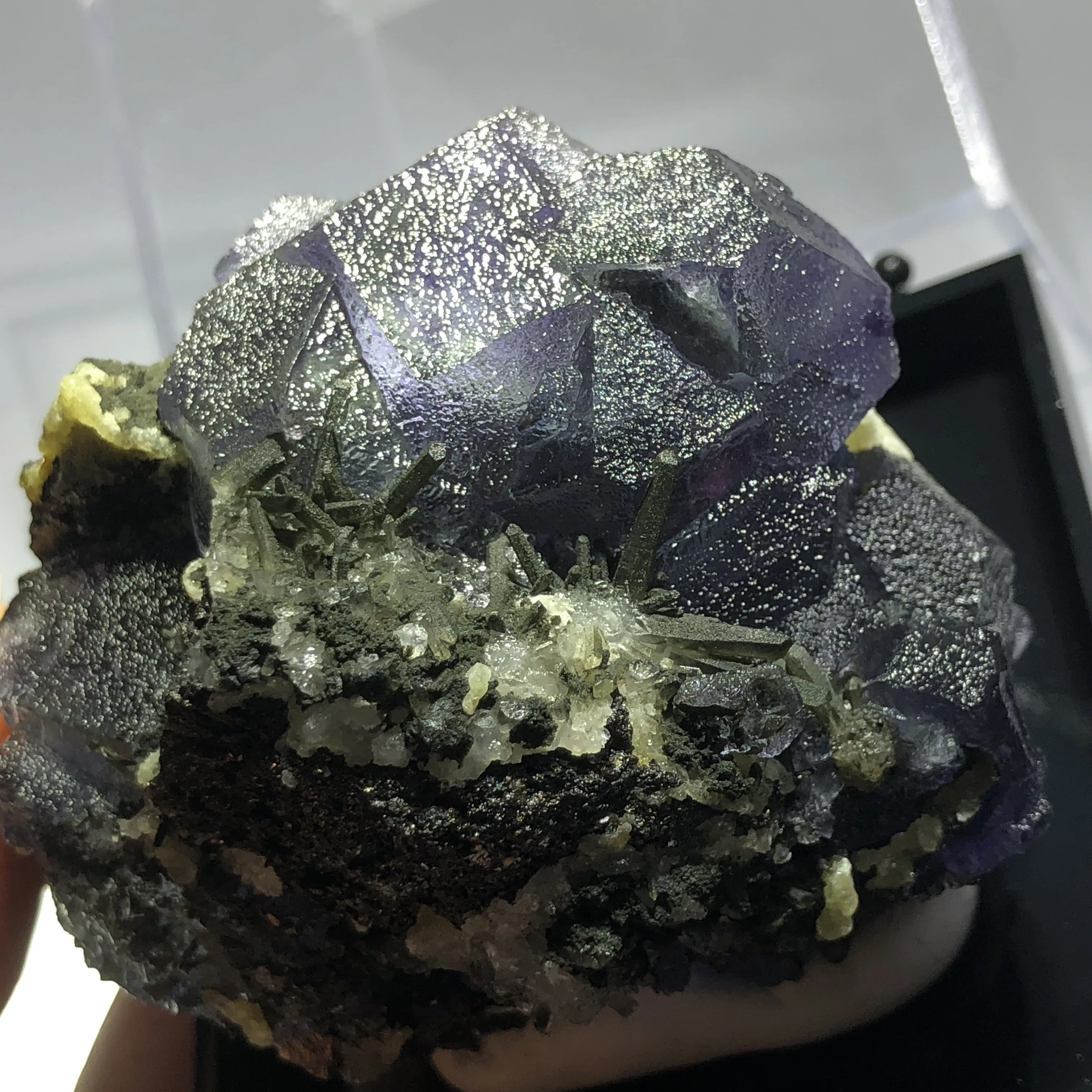 203.3gNatural mirage purple fluorite and green crystal pyrite mineral specimen energy wheel vein teaching stone home decoration