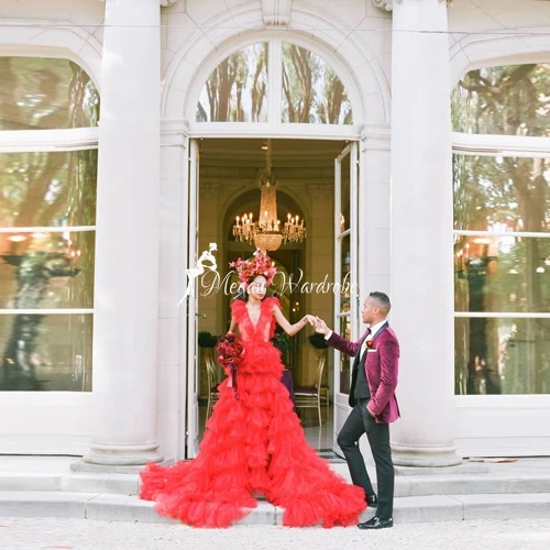 Charming Red Tiered Kräuselte Gefaltete Tüll Hochzeit Kleid Mit Langen Zug Sexy Tiefem V-ausschnitt Sheer Tüll Abendkleider vestidos