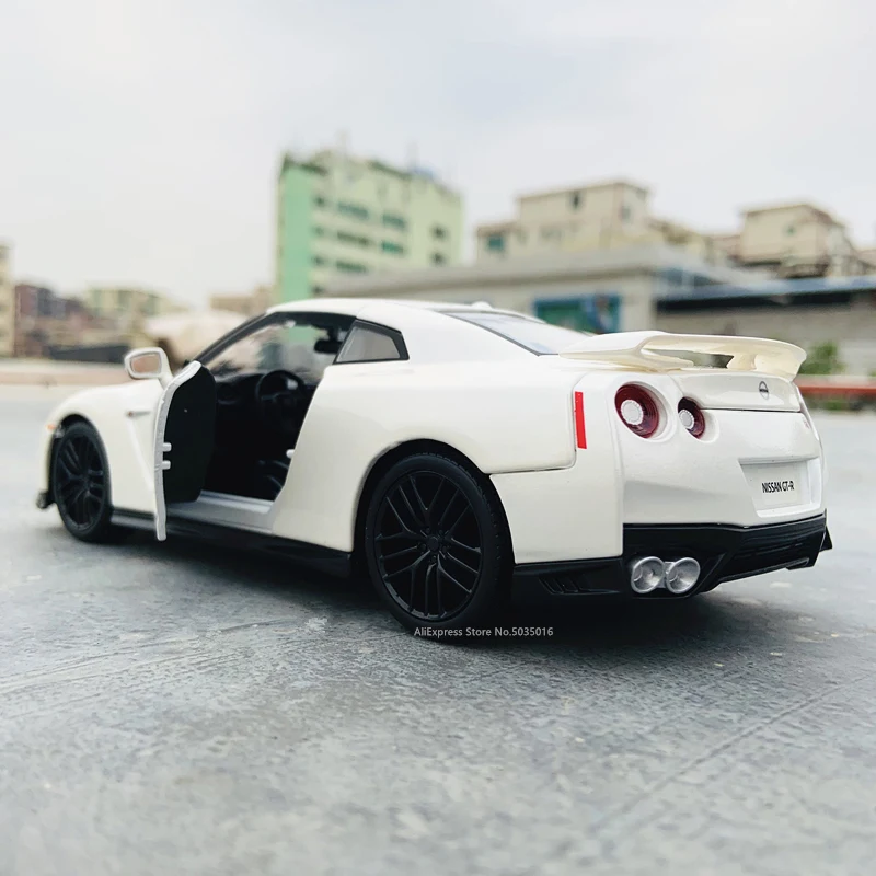 Bburago 1:24 2017 Nissan Ares GTR araba Model çekme Die-cast araçlar oyun oyuncaklar çocuk Favor hediyeler