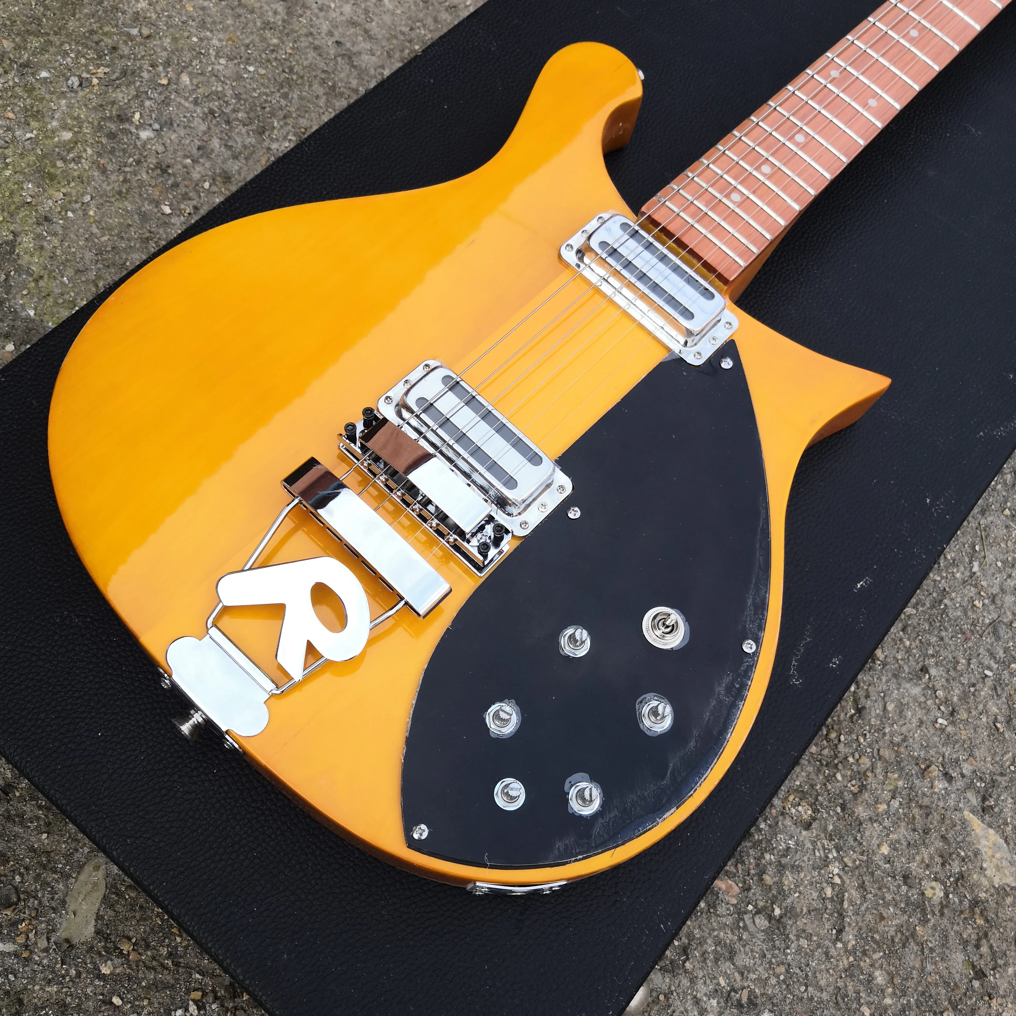 660 electric guitar, light yellow paint R bridge, neck through the body, including freight 12/6 string