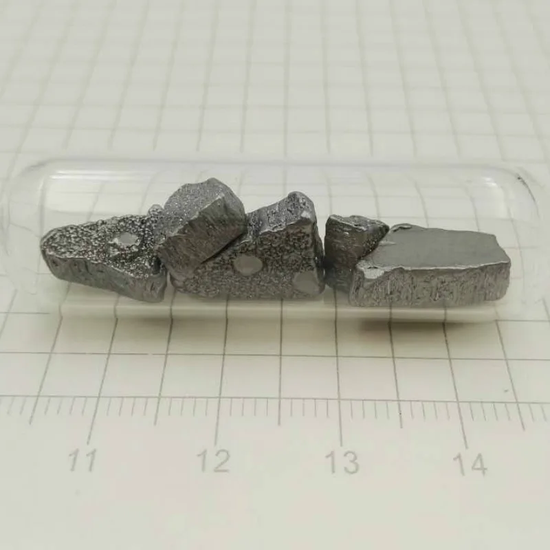 5 grams 99,99% Iron metal element 26 Fe shiny pieces in labeled glass vial