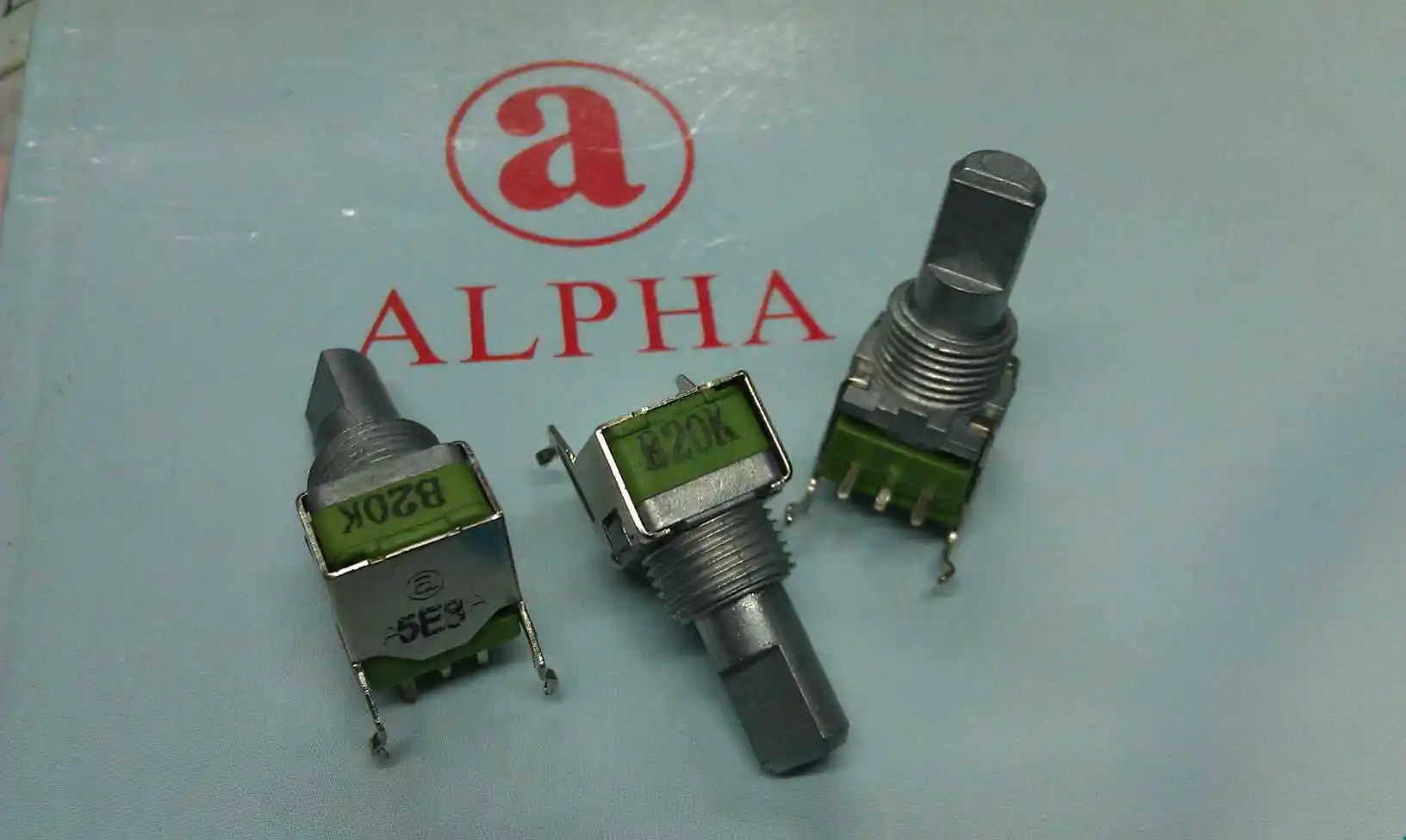 Taiwan alpha 09 precision potentiometer single b20k with 15mm axis at the midpoint and d-axis