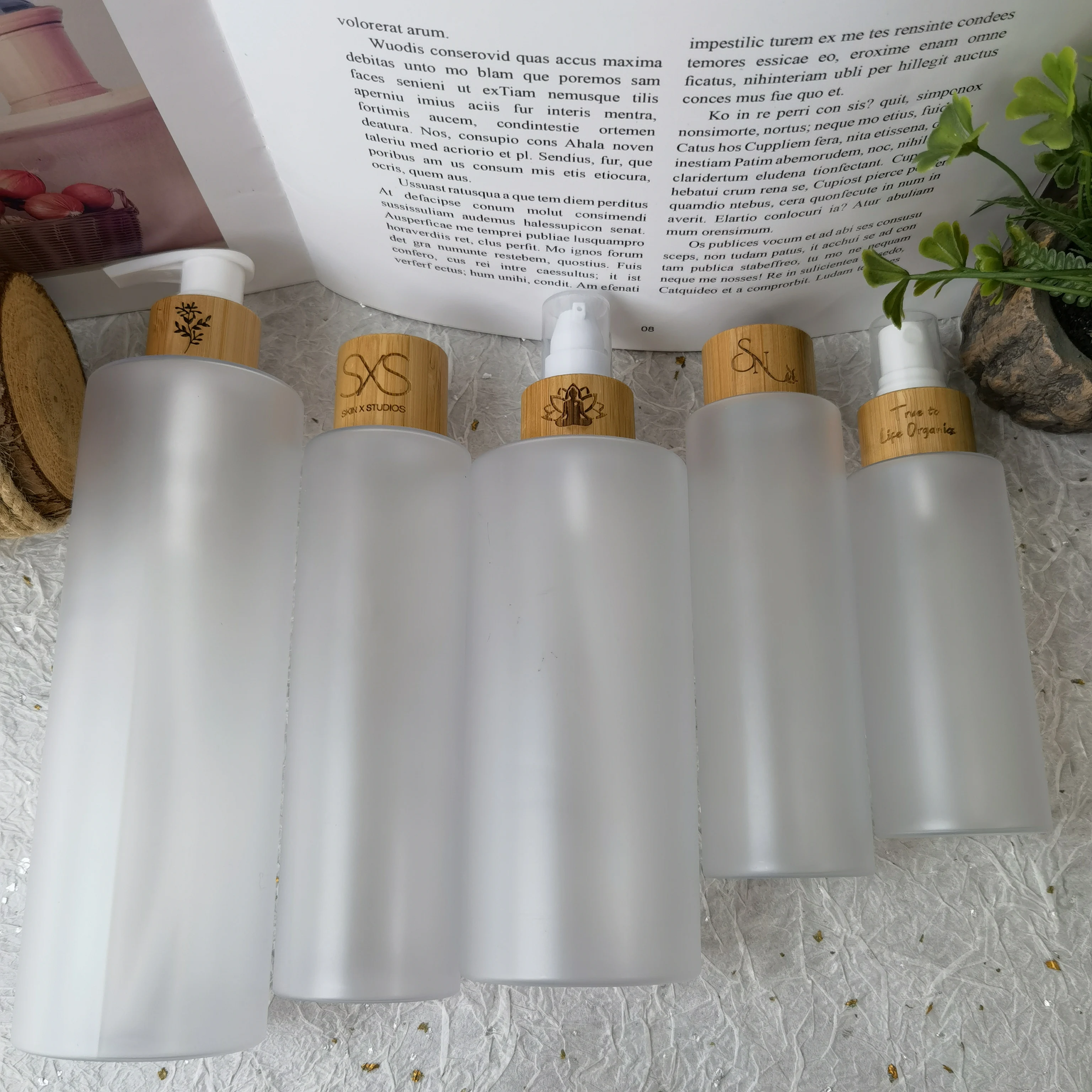 

Custom Logo Cosmetic Spray Bottle With Bamboo Lid Flat Shoulder Frosted Plastic Container Skin Care Packaging Tools