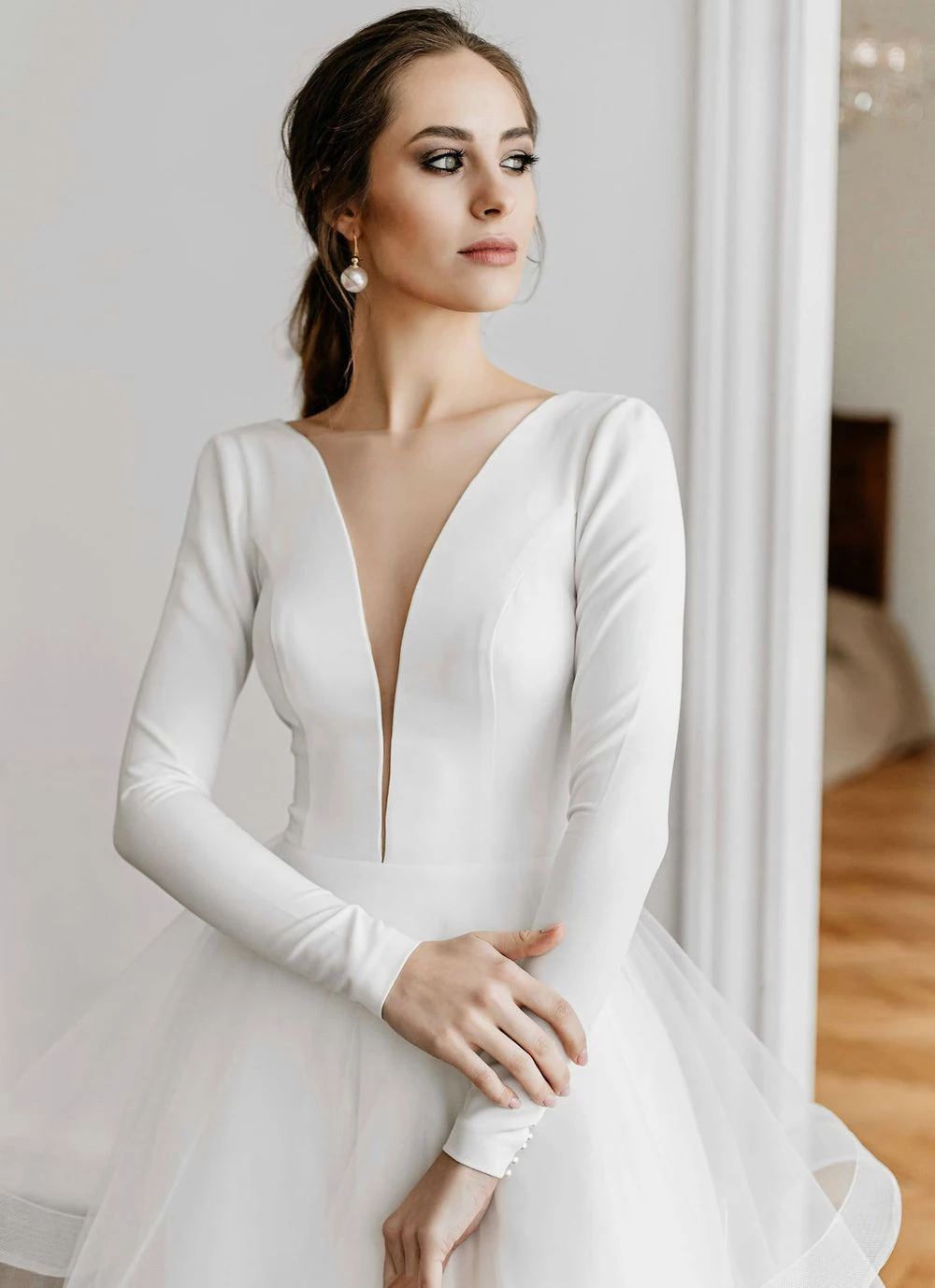 Simple Deep V-Neck Tulle Wedding Dress Long Sleeves Backless Satin Wedding Gown 2022 Elegant Tiered Bridal Dress