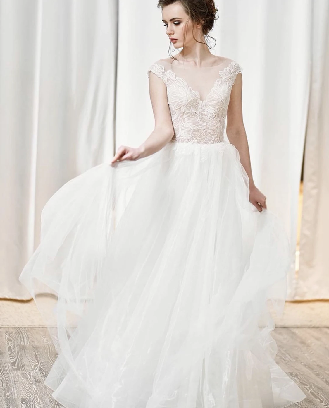 Vestido De Novia De línea a con cuello transparente, manga casquillo, Apliques De encaje, botón De ilusión, tren De barrido trasero, vestido De Novia elegante