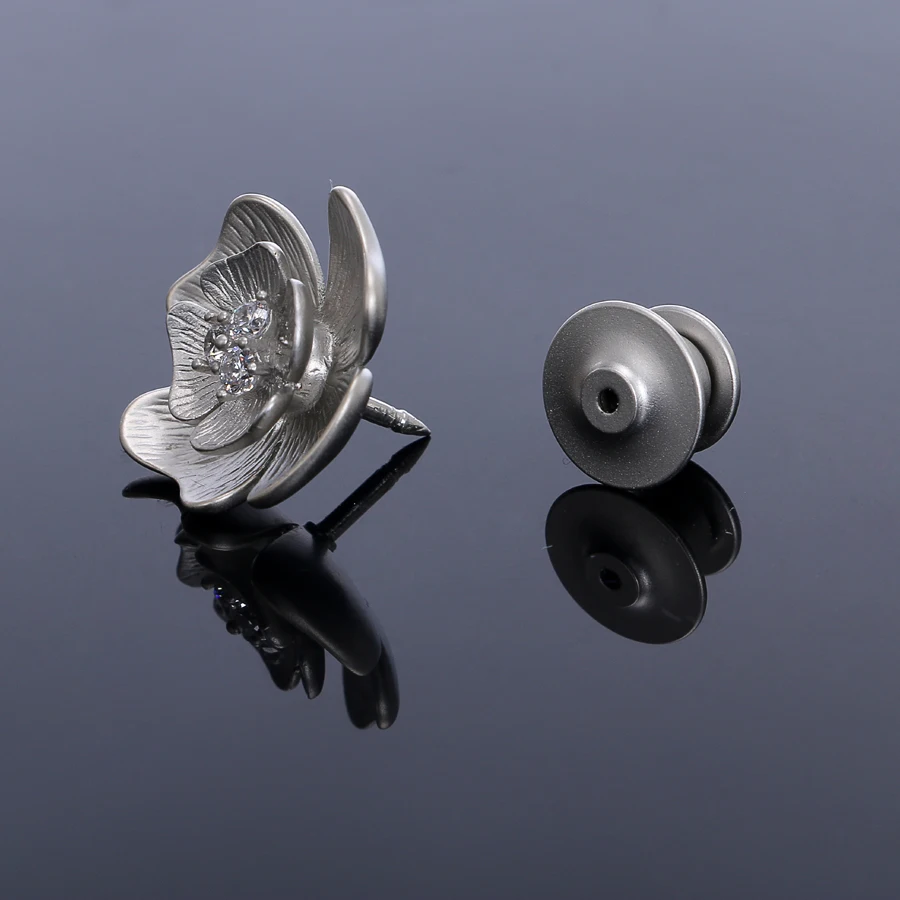 Metallic Silver Color Zircons Clover Flower Collar Lapel Pin Brooches for Women Fashion Hat Bags Ornament Jewelry Gifts accessor