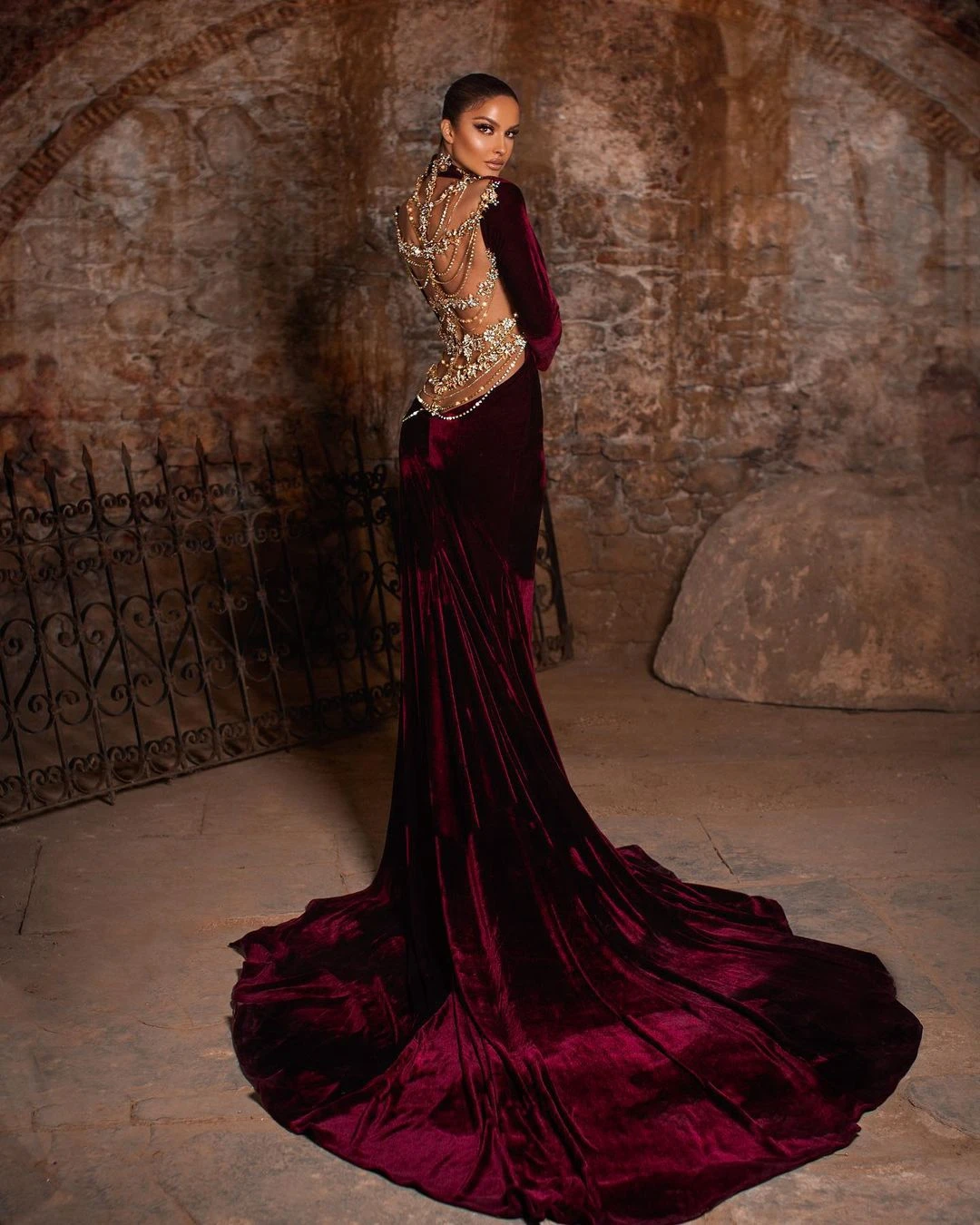 

Luxury Crystals Back Evening Dresses With Long Train Velvet High Split High Neck Long Sleeves Mermaid Ruffles Prom Gown
