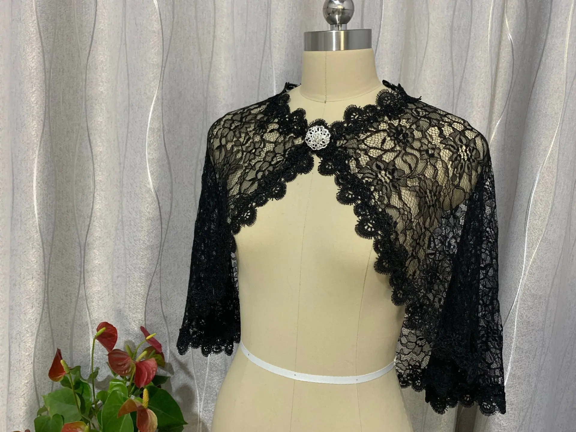 Czarne kobiety ślubna kwiecista koronka szal do opatulania się na balu Bolero wzrusza ramionami Bridal Cape czarny szal