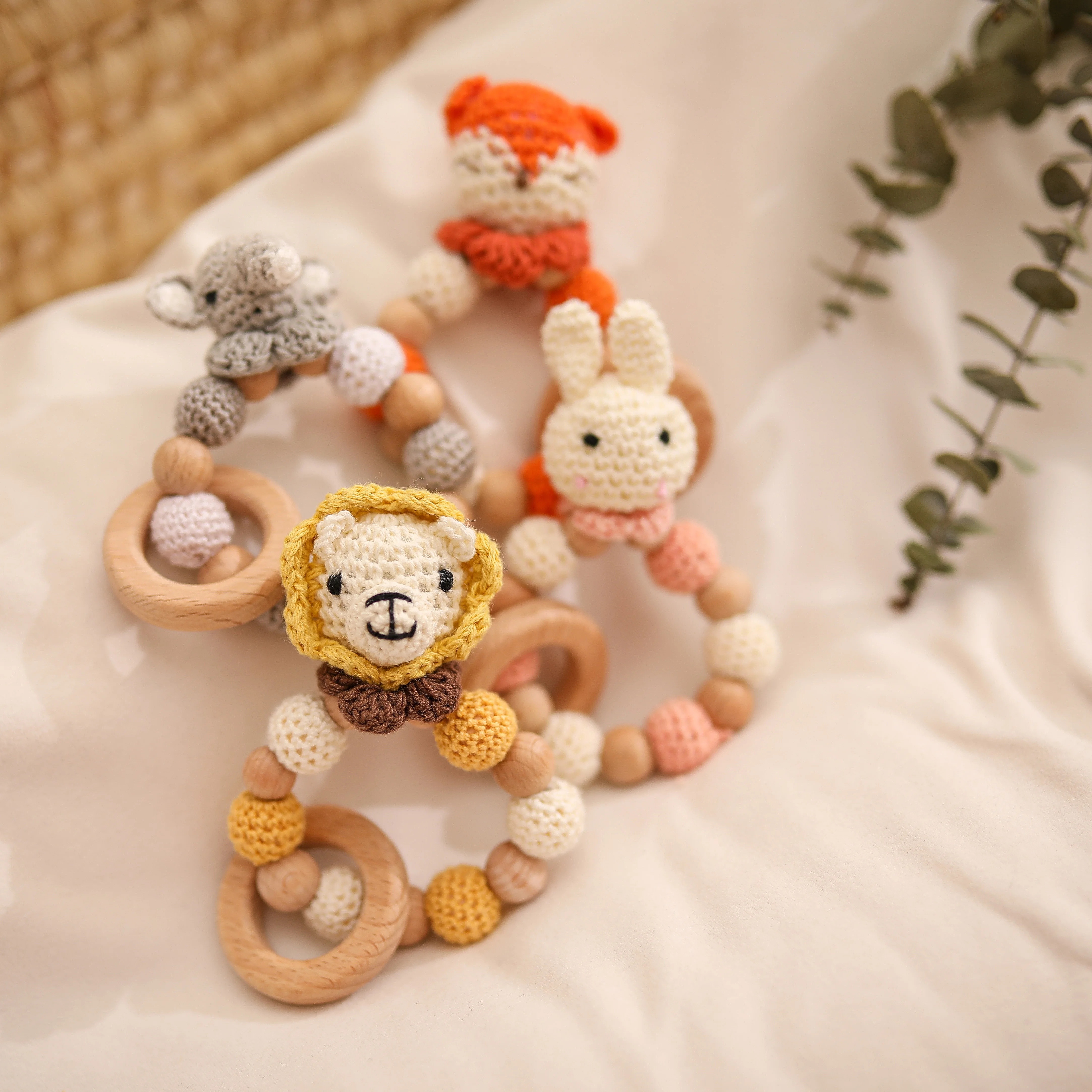 1 Pc Wooden Natural Crochet Baby Infant Teether Teething Ring Bracelet Toys Animal Shaped Nursing Bracelet Rattle Gift for Kids