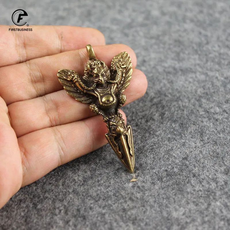 Suministros tibetanos de cobre Retro, exquisito Roc Garuda Golden-Winged Peng Bird Vajra amuleto colgante, llaveros de amuleto de té