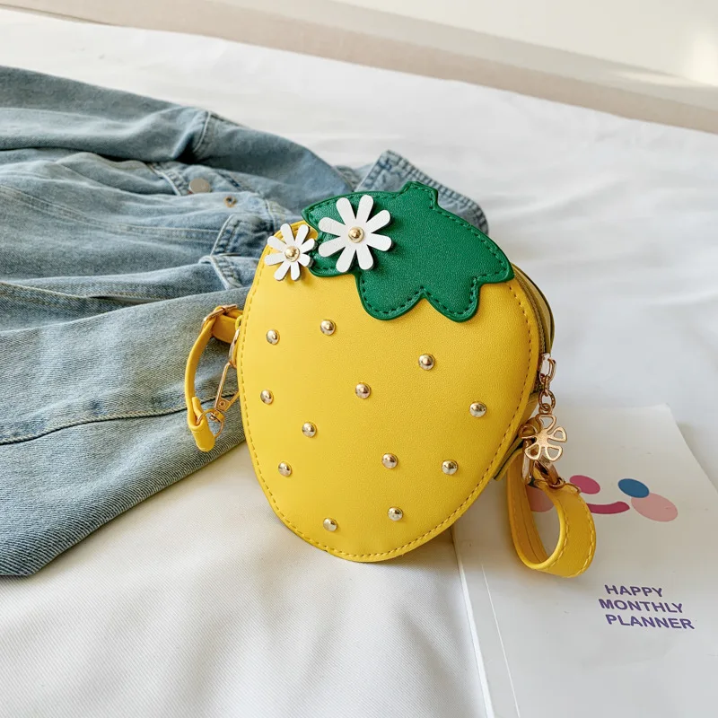 Bolsos cruzados de fresa para niños, Mini bolso de hombro de cuero PU para niñas, monedero con remaches, accesorios bonitos para bebés, moda