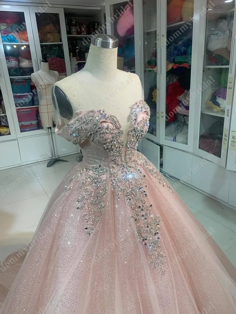 Vestido De 15 Anos 저렴한 Quinceanera 드레스 볼 가운 반짝이 장식 된 Tulle 크리스탈 탑 V 넥 오프 어깨 예복 가운