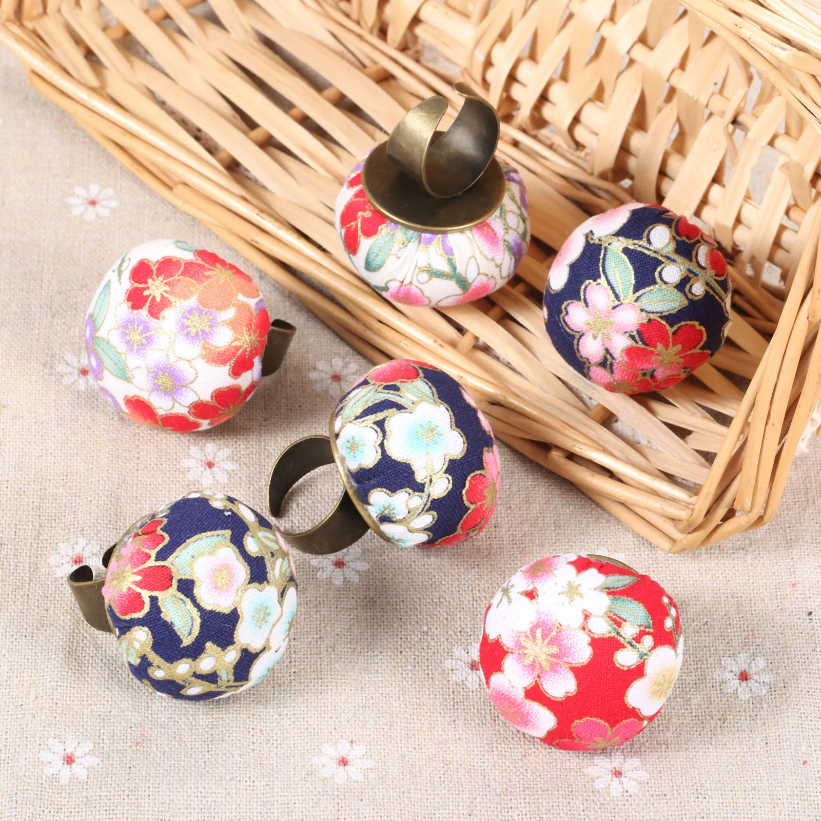 1Pc Cute Ball Shaped Quilter Crafts DIY Finger Ring Pincushions Holder Sewing Kit Adjustable Floral Pattern Needles Pad Randomly