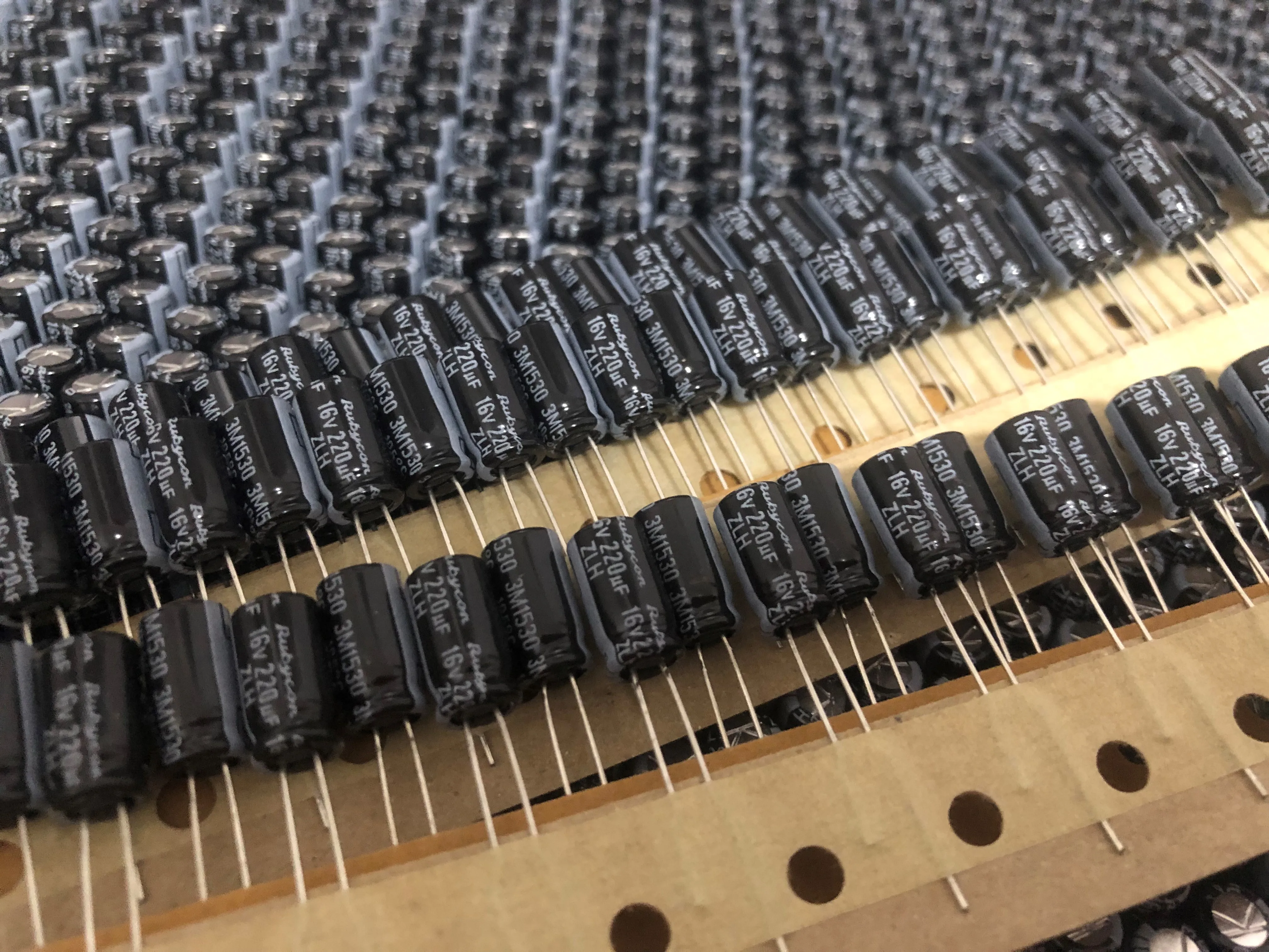 2024 nowy 10 szt. Nowy RUBYCON ZLH 16 v220uf 6x11,5mm 105 stopni 220UF/16V niska oporność wysokiej częstotliwości i długie życie zlh 220Uf 16v