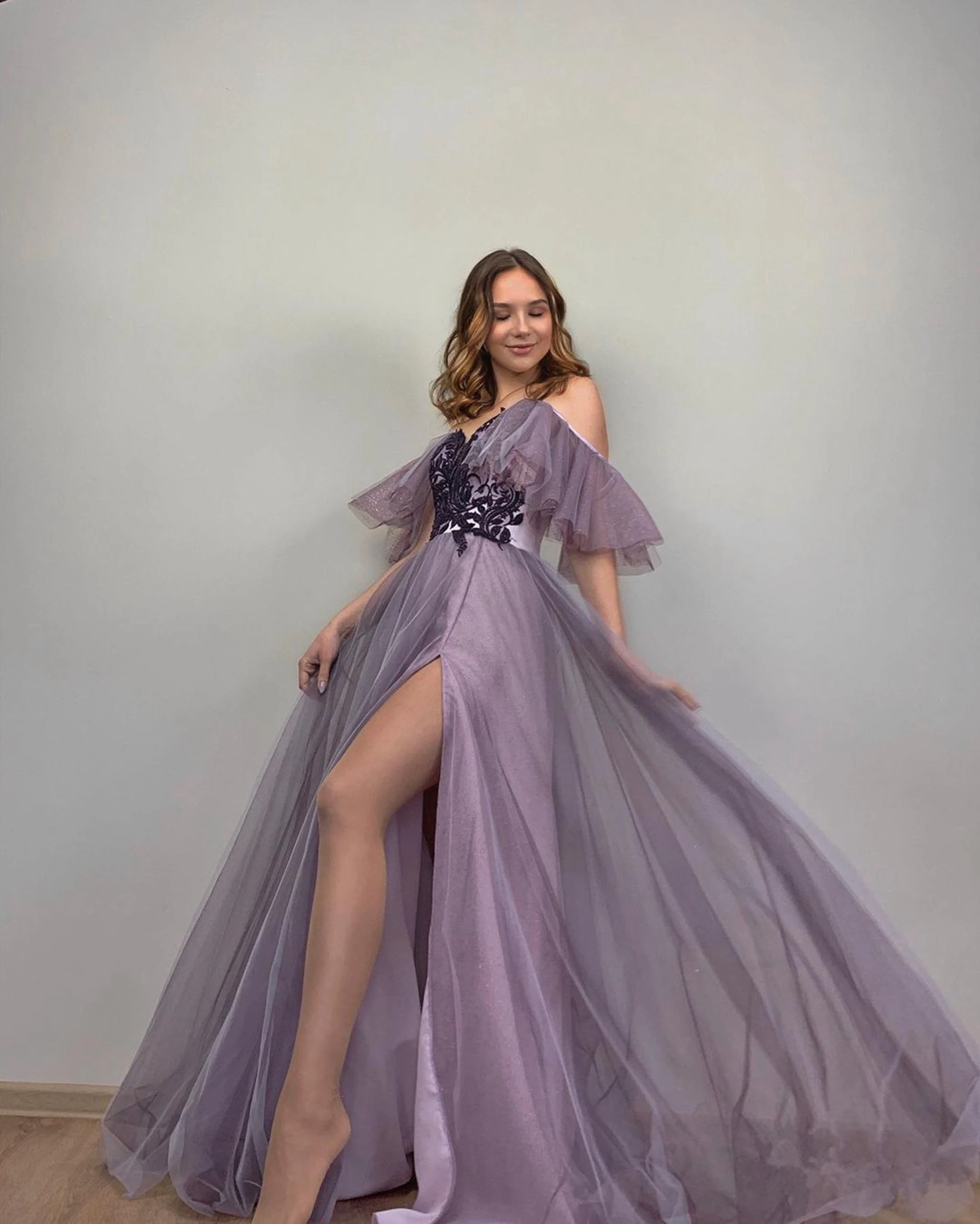 Vestidos de Noche morados para mujer, vestido de tul con volantes y hombros descubiertos, apliques brillantes, vestido de fiesta con abertura lateral alta