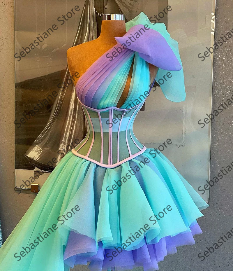 Vestidos de graduación cortos coloridos con tren lateral, un hombro con lazo, hombro con volantes, vestido elegante hecho a medida para mujer, fiesta de noche