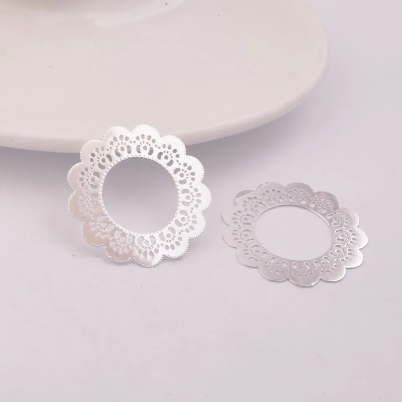 50 Stück AB1434 30mm Runde Blumenanhänger aus Messing, Filigran-Blumenanhänger, DIY-Schmuckzubehör für die Herstellung von Ohrringen – Detail 11