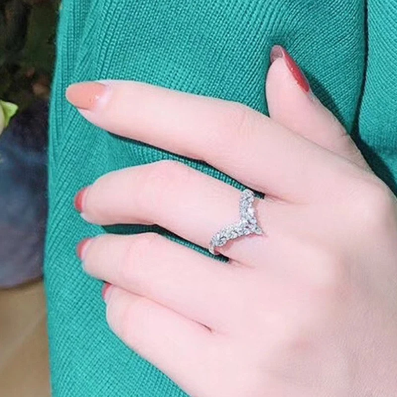 Huitan Fancy Female Ring V-shaped Design Fashion Contracted Style Dazzling Cubic Zirconia High Quality Luxury Jewelry for Women