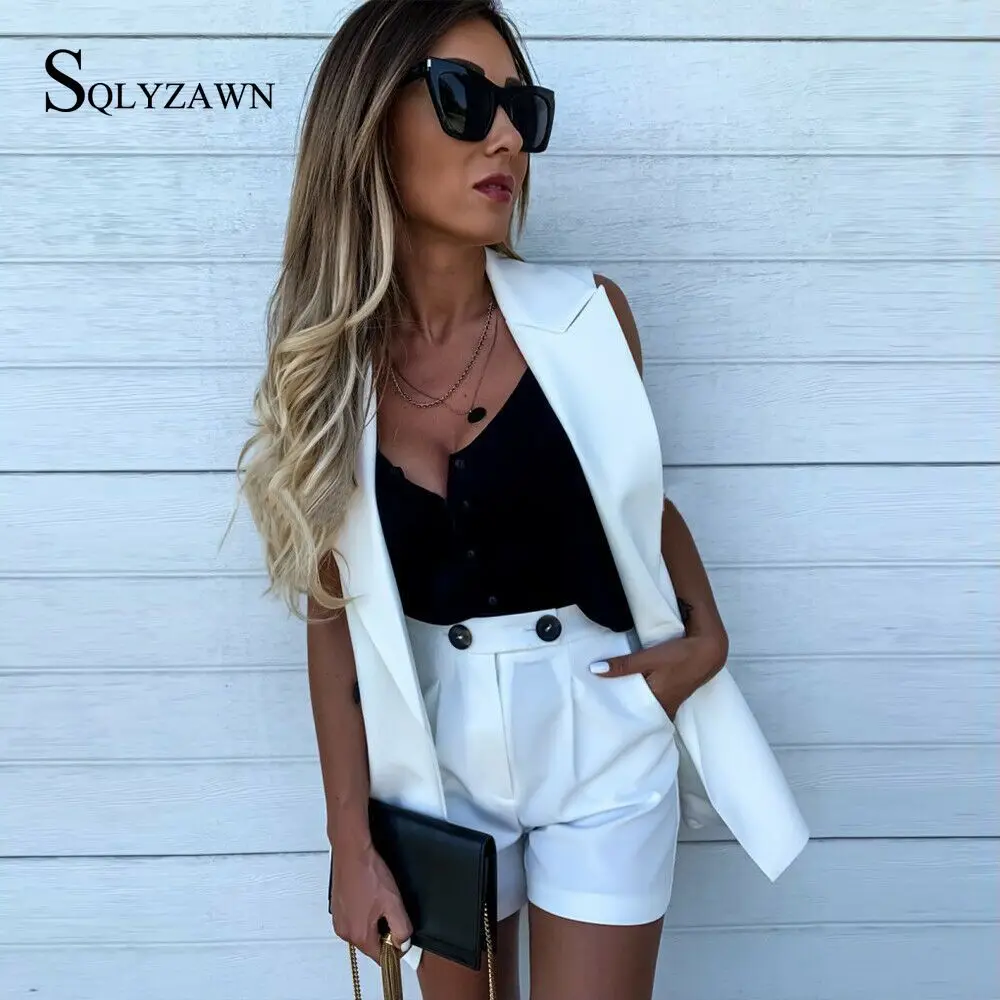 Conjunto duas peças feminino, blazer e shorts, cor sólida, sem mangas, com um botão