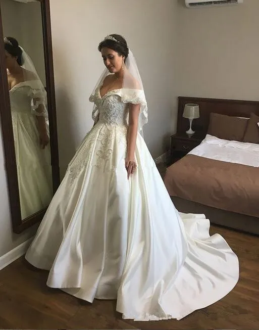 Vestido de novia de lujo con cuentas y perlas, traje de boda con hombros al descubierto, cola de barrido