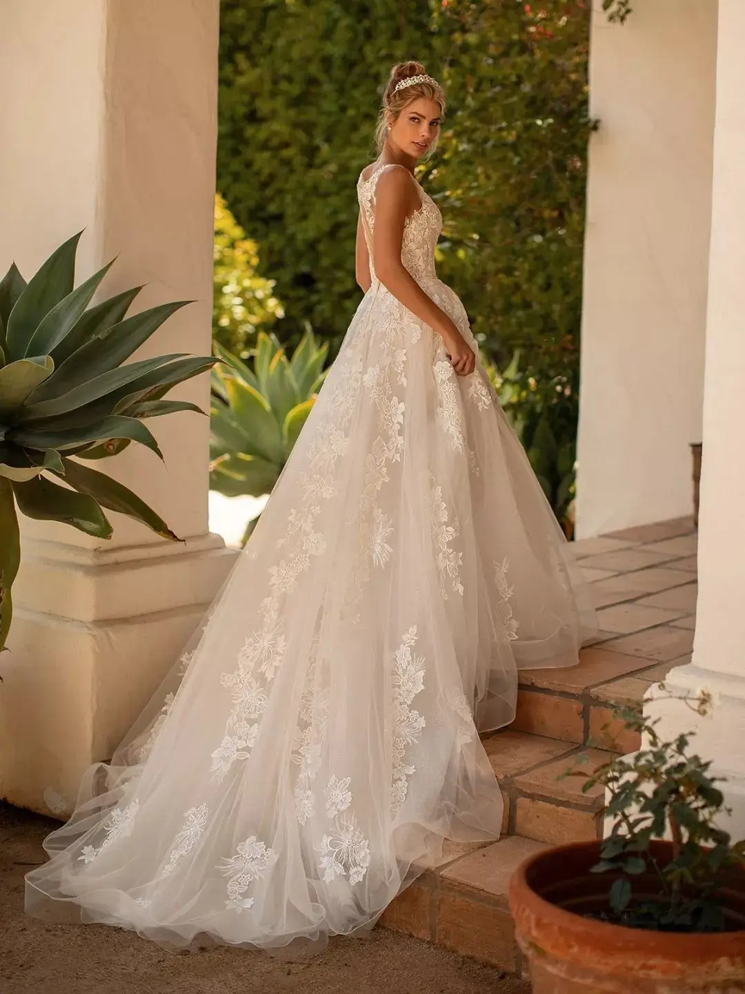 Vestido de novia de encaje con cuello en V, apliques elegantes, tirantes finos con abalorios, cola de corte, vestido de novia de