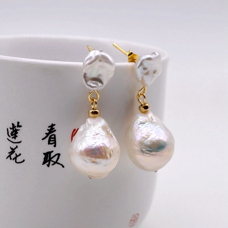 Vintage Women's Earrings Natural White Baroque Pearl Pendant Gold Earrings Water Drop Pearl Short Earrings Gifts for Mom