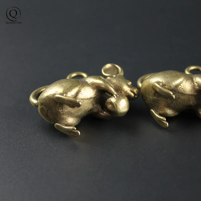 Brass Funny Rat Hold Peach New Retro Cute Mouse Pendants for Keychain Pure Copper Animal Crafts Car Key Chains Hangings Jewelry