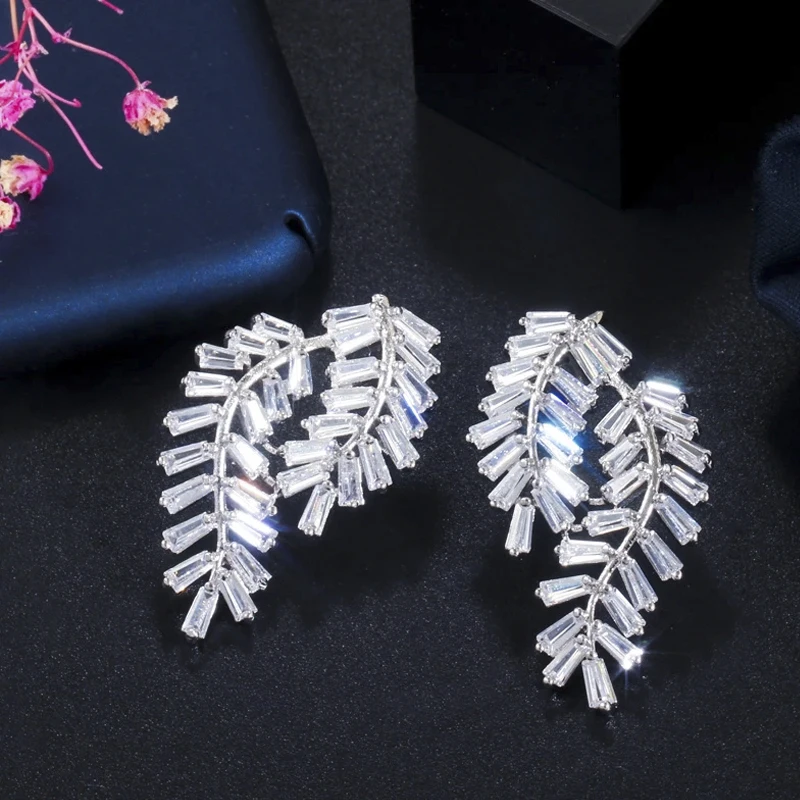 

ThreeGraces Sparkling Cubic Zirconia Big Leaf Stud Earrings for Women New Fashion Wedding Engagement Jewelry Accessories ER251