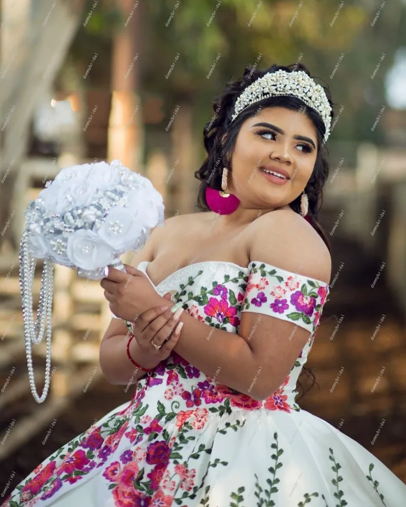 فساتين 2023 من Vestidos De 15 Años فساتين xv سنة Quinceaneras أنيقة بيضاء مكشوفة الكتفين من الساتان المطبوع بالورود مقاس كبير طويل