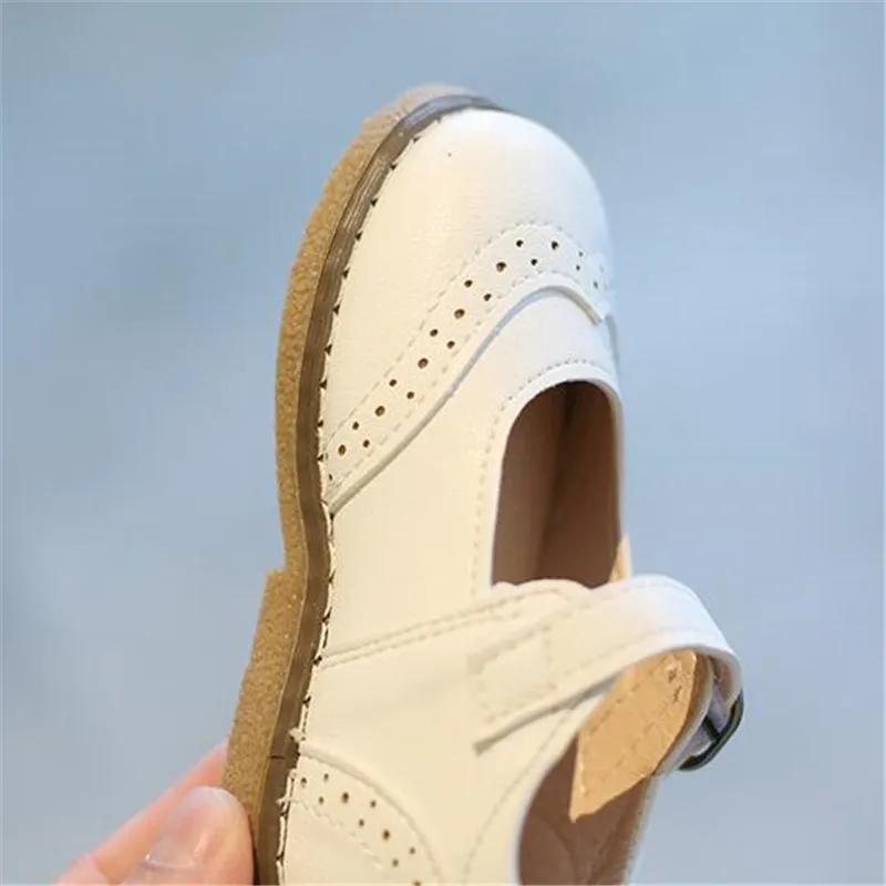 Sapatos Mary Janes de couro infantil, sapatos brogue, branco e preto