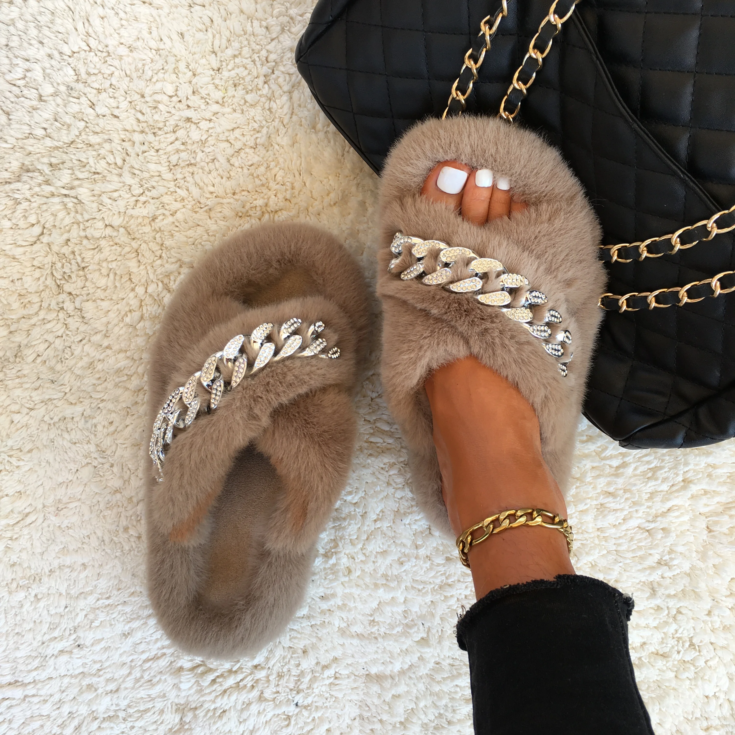 

Furry Slides For Women Fluffy Flip Flops Designer Chain Faux Fur Slippers Casual Shoes Open Toe Indoor Slippers Summer Sandals