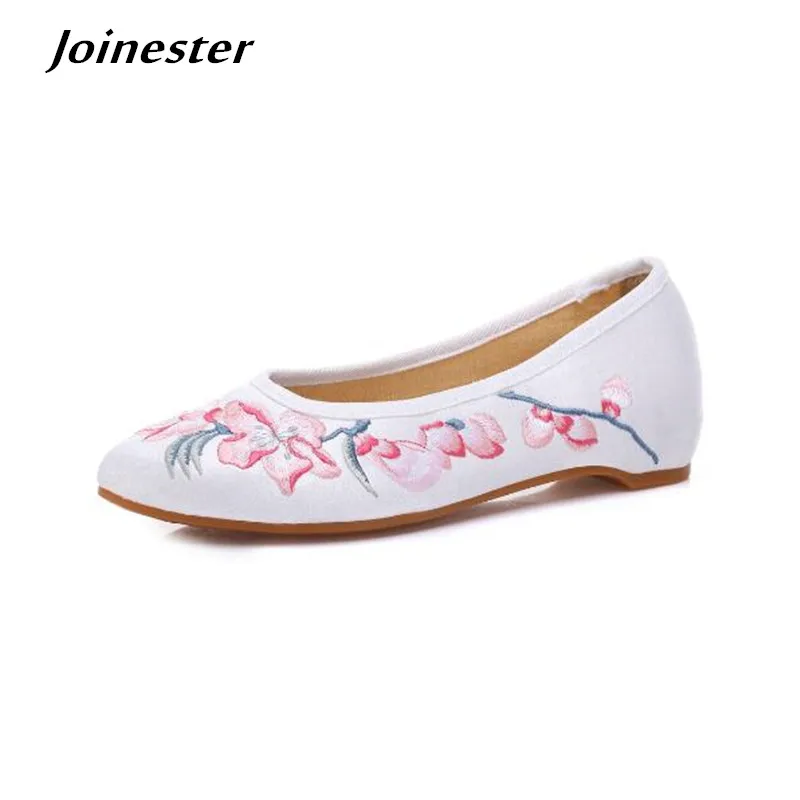 Floral Embroidered Low Heel Women Loafers Pointed Toe Ethnic Pumps for Ladies Chinese Style Dancing Shoes Vintage Wedges