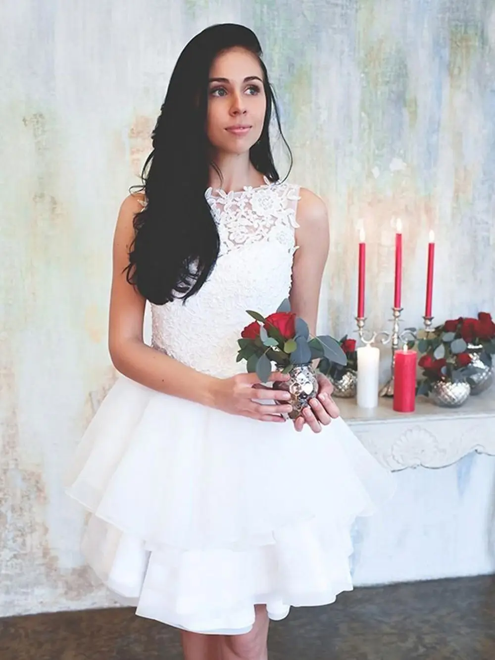 Robe de mariée en Organza, courte, col en bijou, dentelle, Appliques de fleurs, Illusion de perles, boutons au dos, volants à plusieurs niveaux