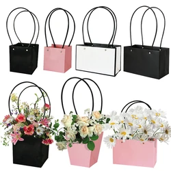 Sacchetto regalo tenuto in mano di carta scatola regalo di fiori di carta Kraft confezione di fiori portatile Tote Bag per decorazioni per la festa della mamma di nozze