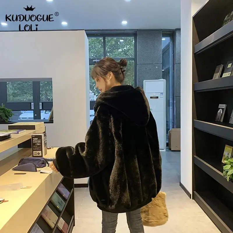 เสื้อแจ็คเก็ตฮู้ดสไตล์เกาหลีสำหรับฤดูใบไม้ผลิ ขนกระต่ายเทียม เสื้อโค้ทขนปุย แขนยาว ความยาวปานกลาง ทรงหลวม ทรงรังไหม หนา สำหรับผู้หญิง ฤดูใบไม้ร่วง ฤดูหนาว