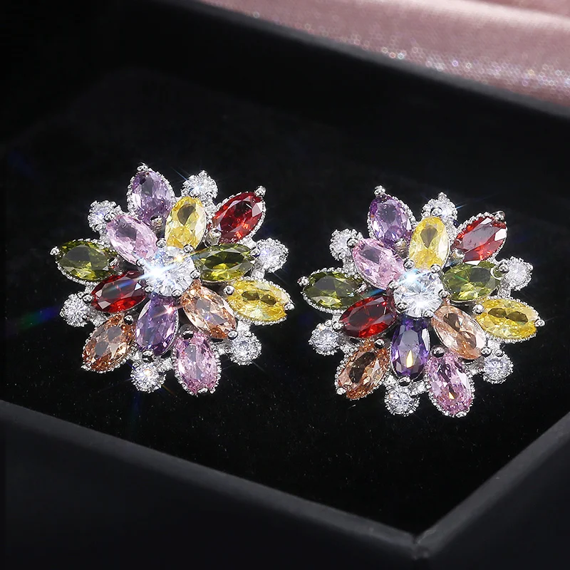 Huitan Neue Ankunft Wunderschöne Große Blume Stud Ohrring für Frauen Hochzeit Engage Dance Party Edle Brillante Zirkon Stein Ohrringe