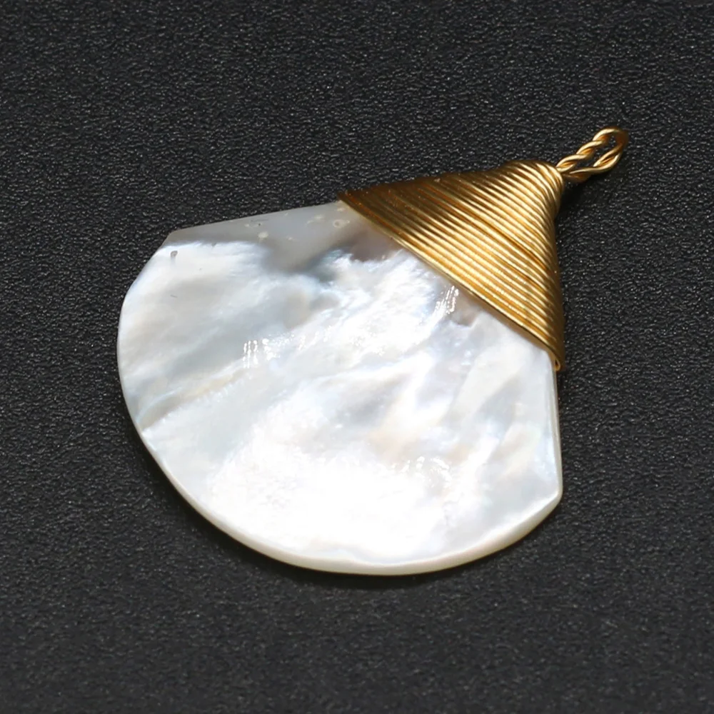 Natural Shell Penant Exquisite Pattern Sector Shape Shells Pendant Charms for Making DIY Women Jewerly Necklace Size 24x30mm