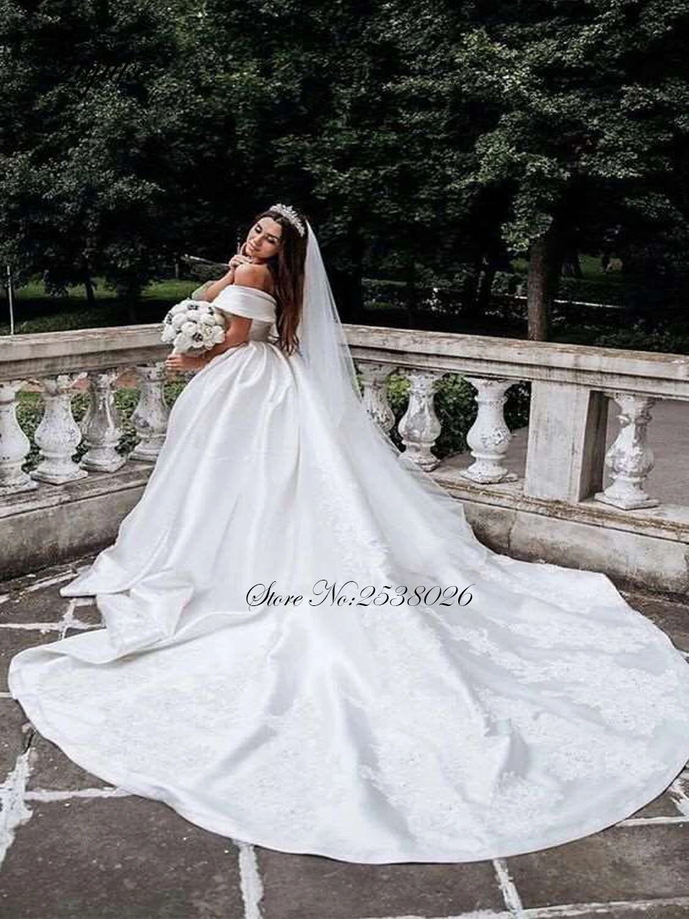 Liyuke-vestido de novia con escote de barco, vestido de baile con hombros descubiertos, elegante vestido de novia de princesa con tren de la capilla