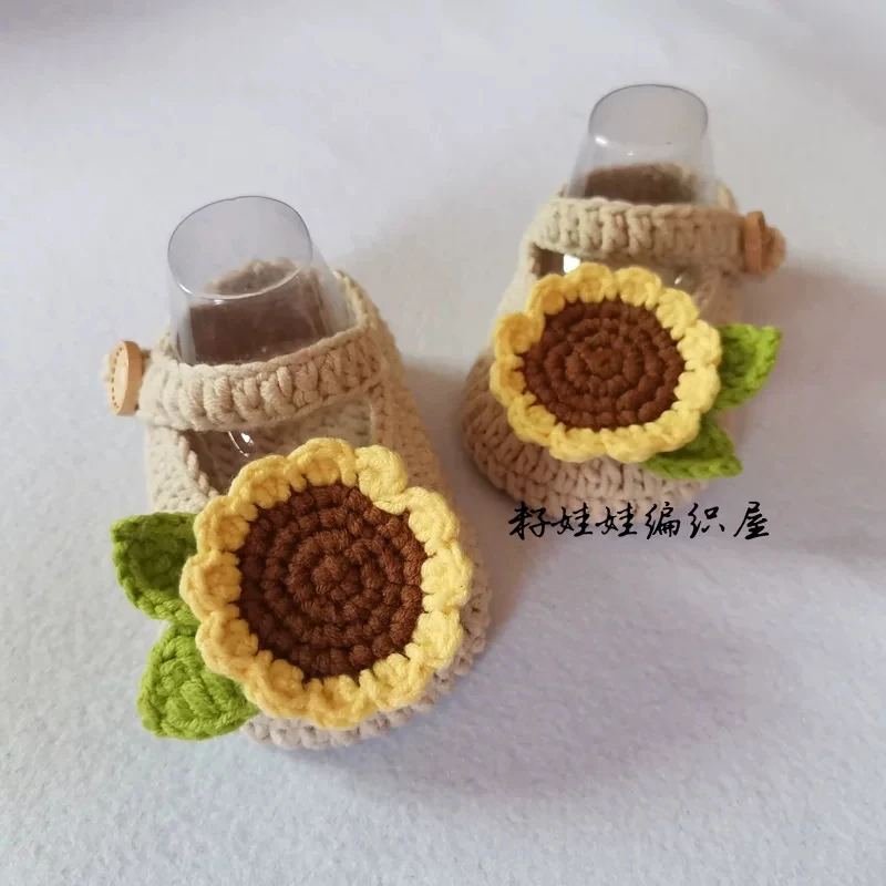 QYFLYXUE New baby\'s wool shoes pure hand knitting baby flowers beautiful walking shoes shoes shoes soft soles full moon gift