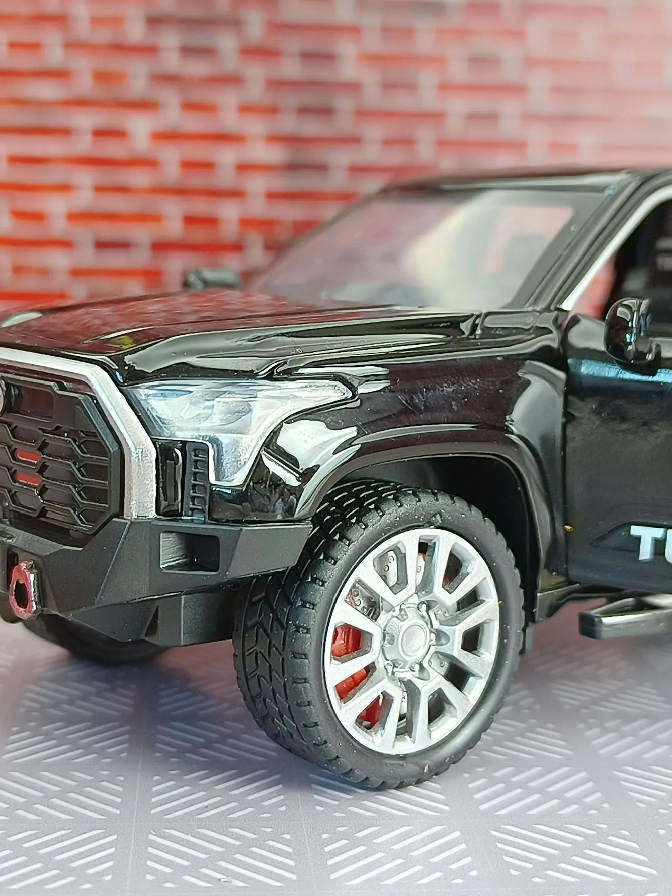 Tundra-ピックアップカーのモデル,金属製のおもちゃ,1:32ダイキャスト,オフロード車,音と光のシミュレーション,子供のおもちゃのギフト