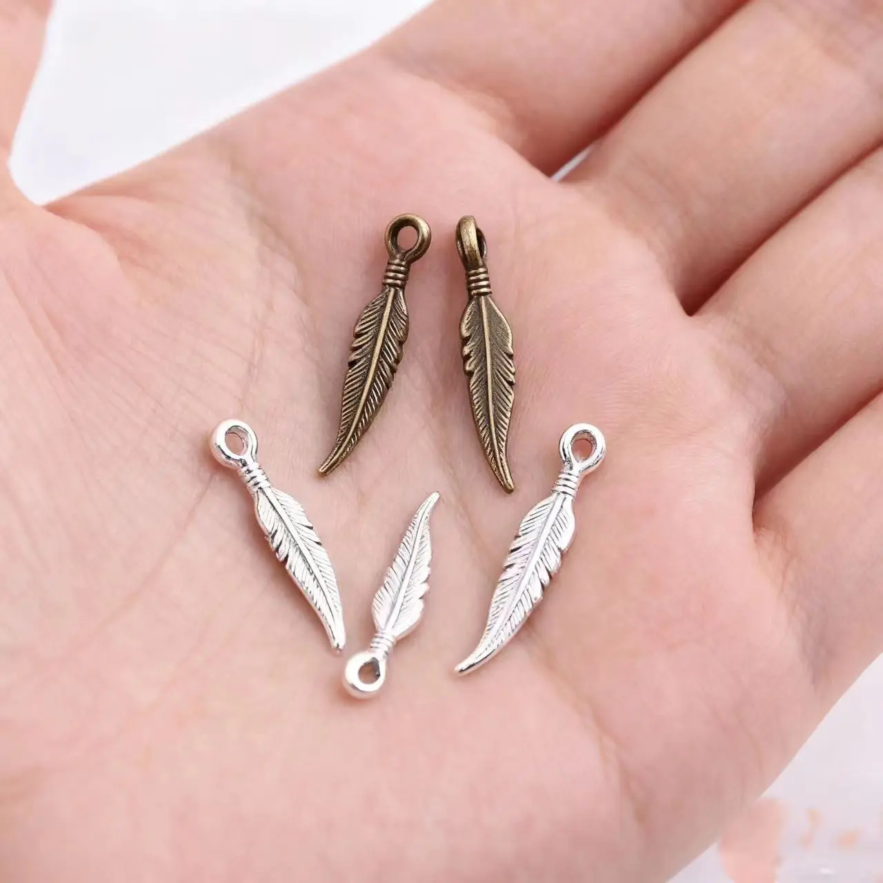 40Pcs/Lot 2*16mm Two Color Vintage Metal Zinc Alloy Small Feather Charms Fit Jewelry Animal Pendant Charms Makings