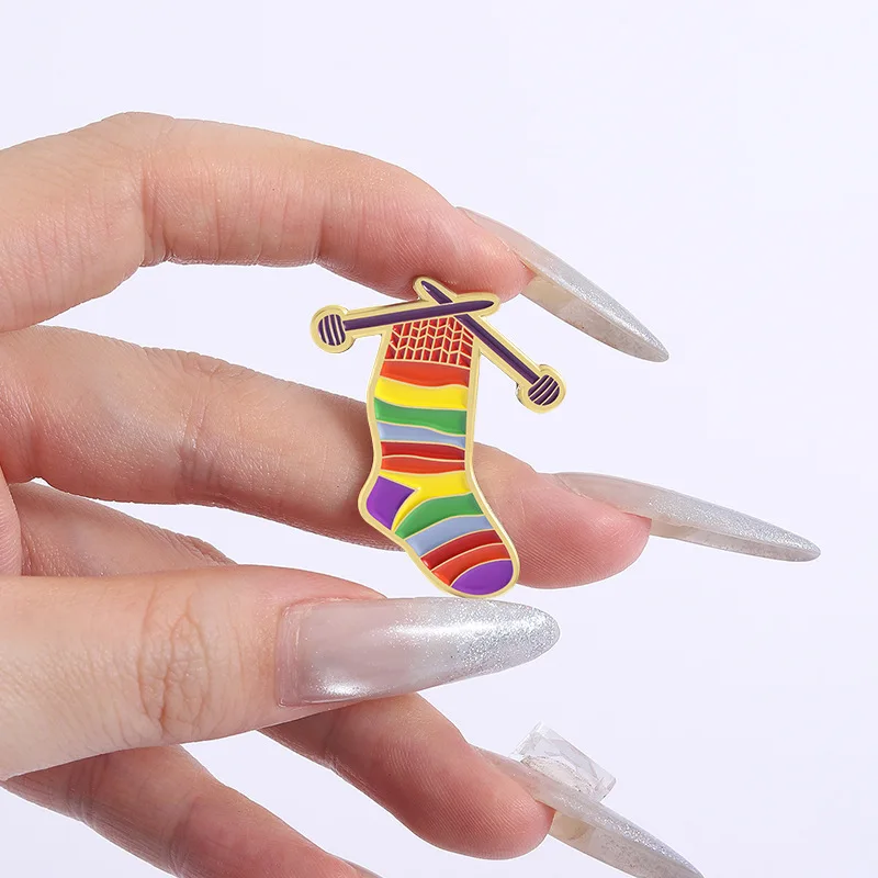 Cute Knitted Rainbow Sock Brooch Pins Creative Fashion Knitting Needles Yarn Art Enamel Brooches Lapel Pin Badge Jewelry Gift Fo