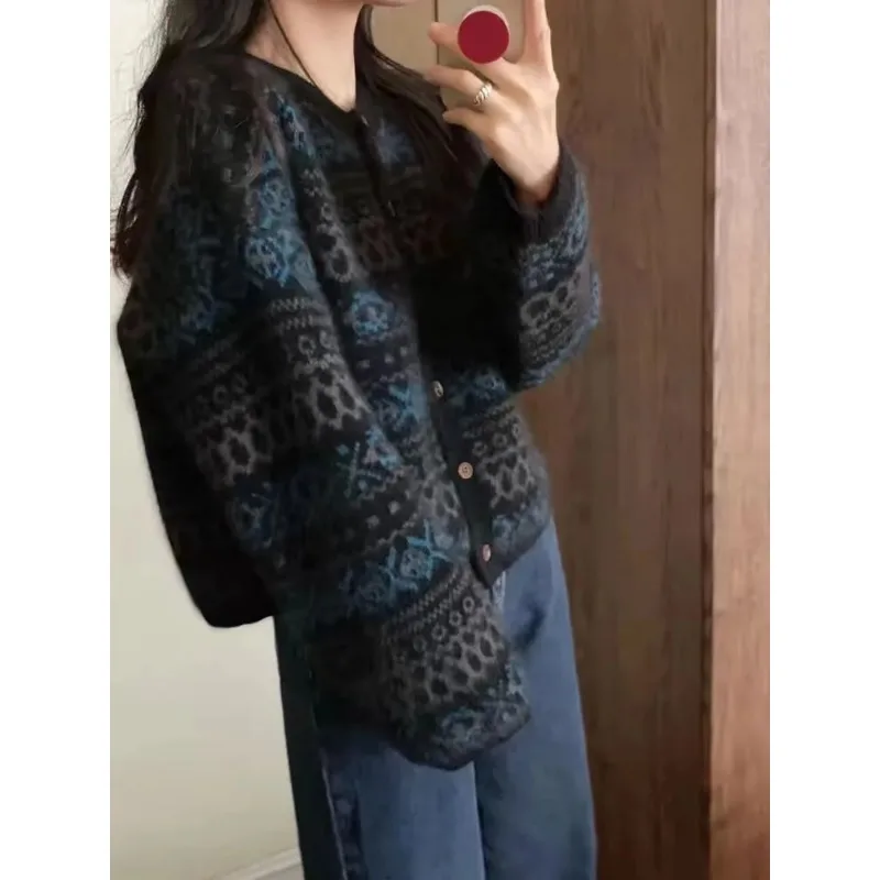 French Soft Waxy Retro Jacquard Sweater Short Cardigan 2025 New Women's Style Unique Button Top