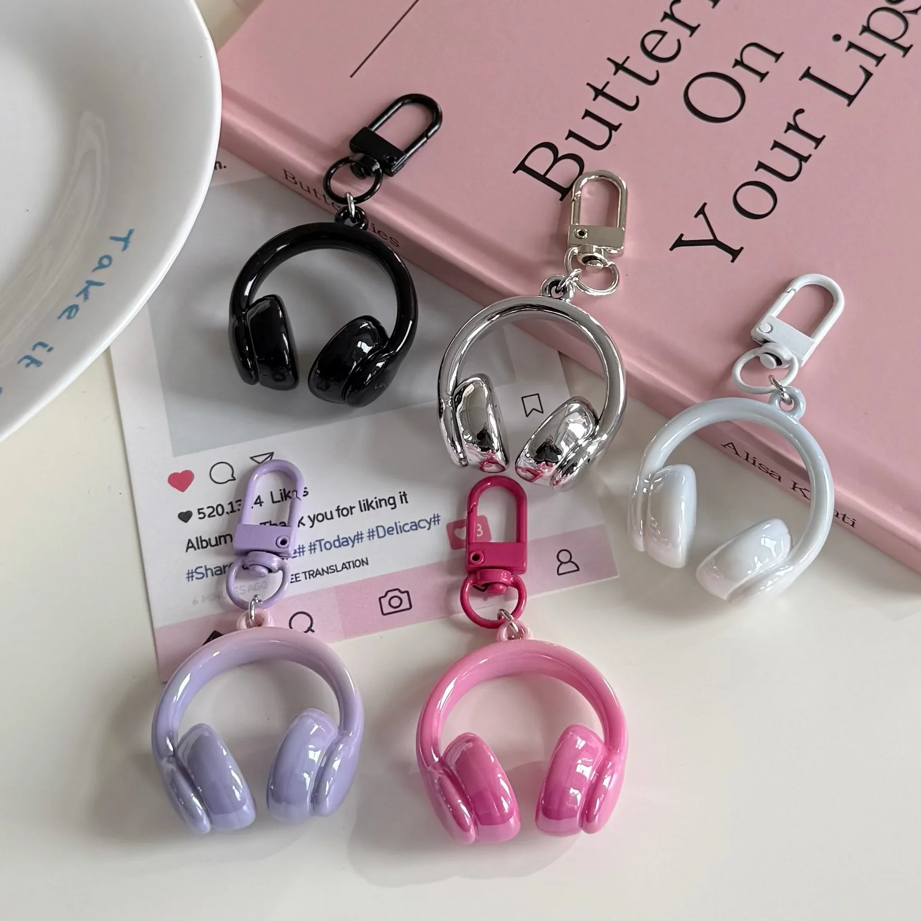 

Cute 3D Earphone Shaped Pendant Keychain for Men Women Ins Simple Creative Cool Backpack Charms Car Keyring Best Friend Gifts