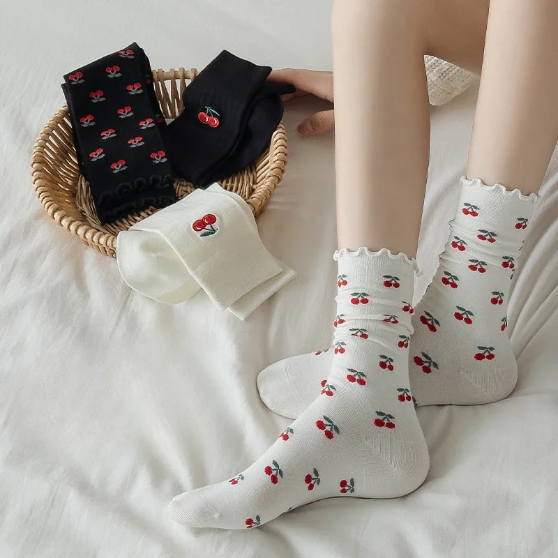 Hafty wiśniowe skarpetki damskie moda japońska dzianiny bawełniane czarne białe długie skarpetki damskie słodka dziewczyna Lolita Kawaii skarpetki z falbanką