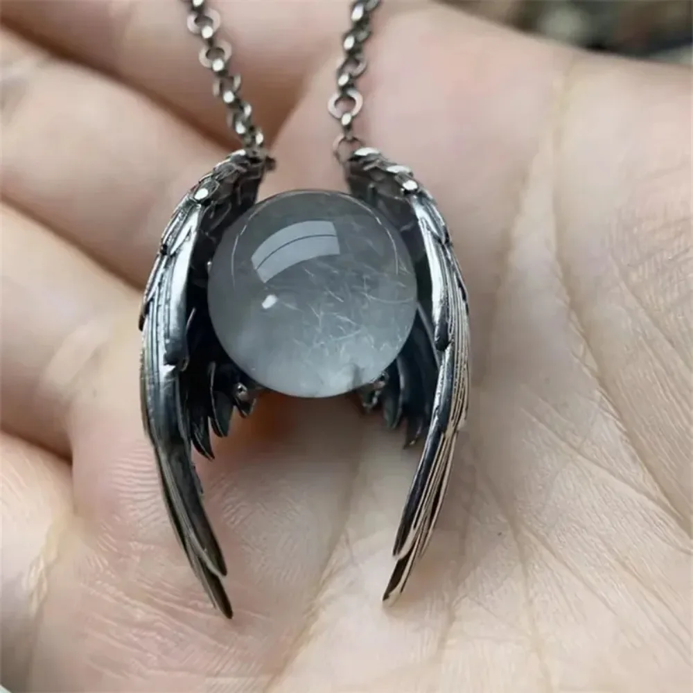 قلادة Ghost Wing Crystal Retro عصرية وفريدة من نوعها وشخصية. إنه قلادة قديمة وإكسسوار قلادة