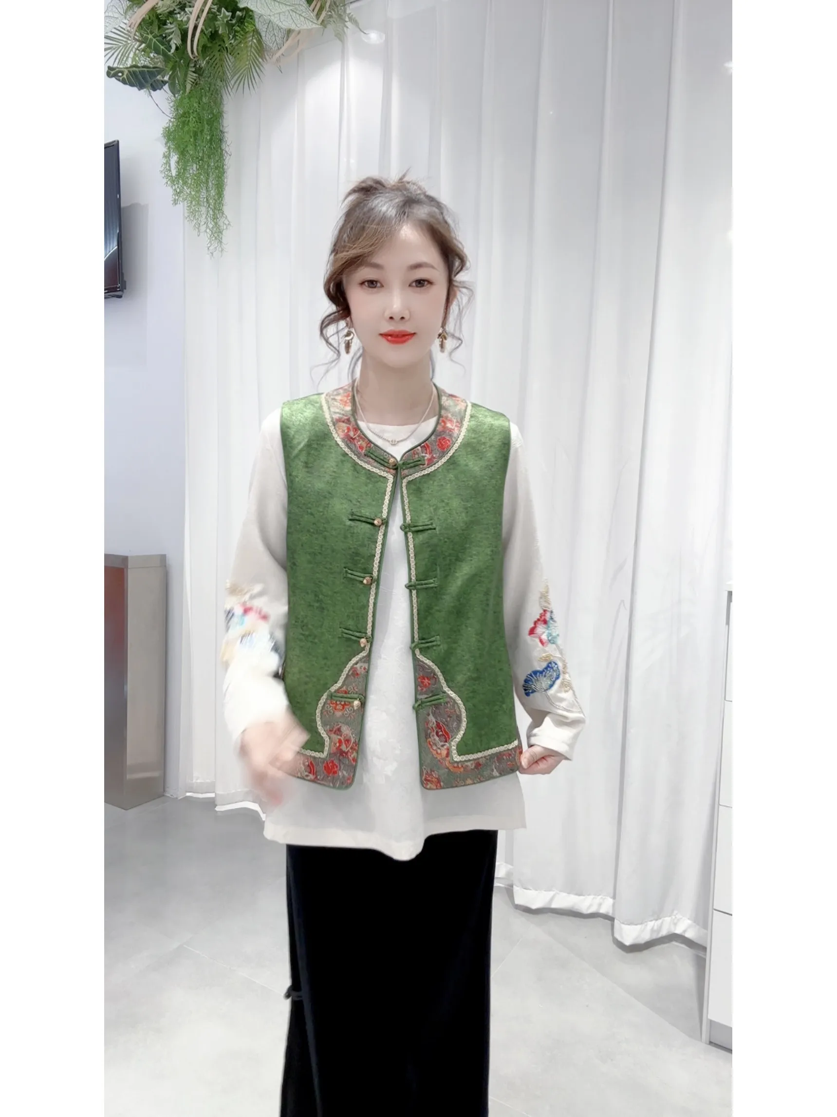 

Retro Sle Women's Svel round Ne Vest Spring 2026 Chinese National Sle Embroidery Satin Fabric Warm Outerwear