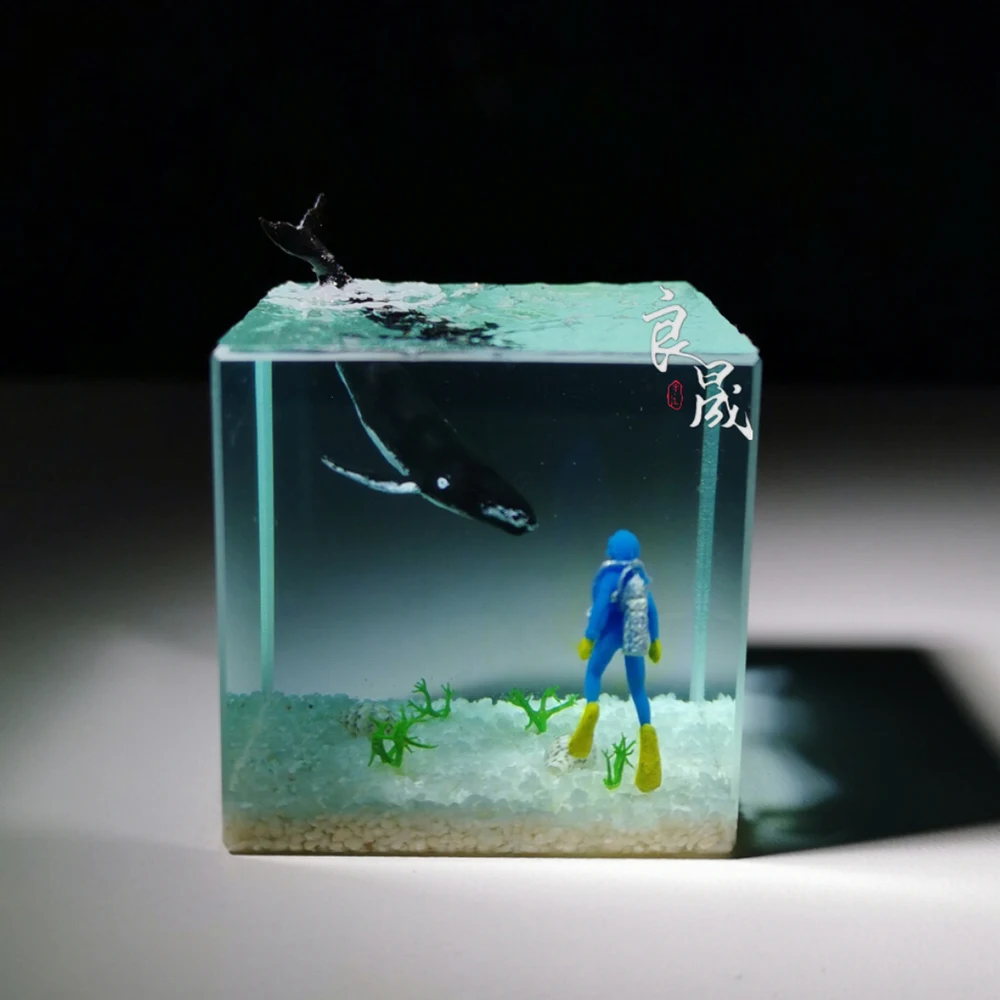 

Тема дайвера и кита, ручная работа, ремесло из смолы, флуоресцентный океанский пейзаж, украшение для рабочего стола из смолы, креативный серебристый блок из смолы