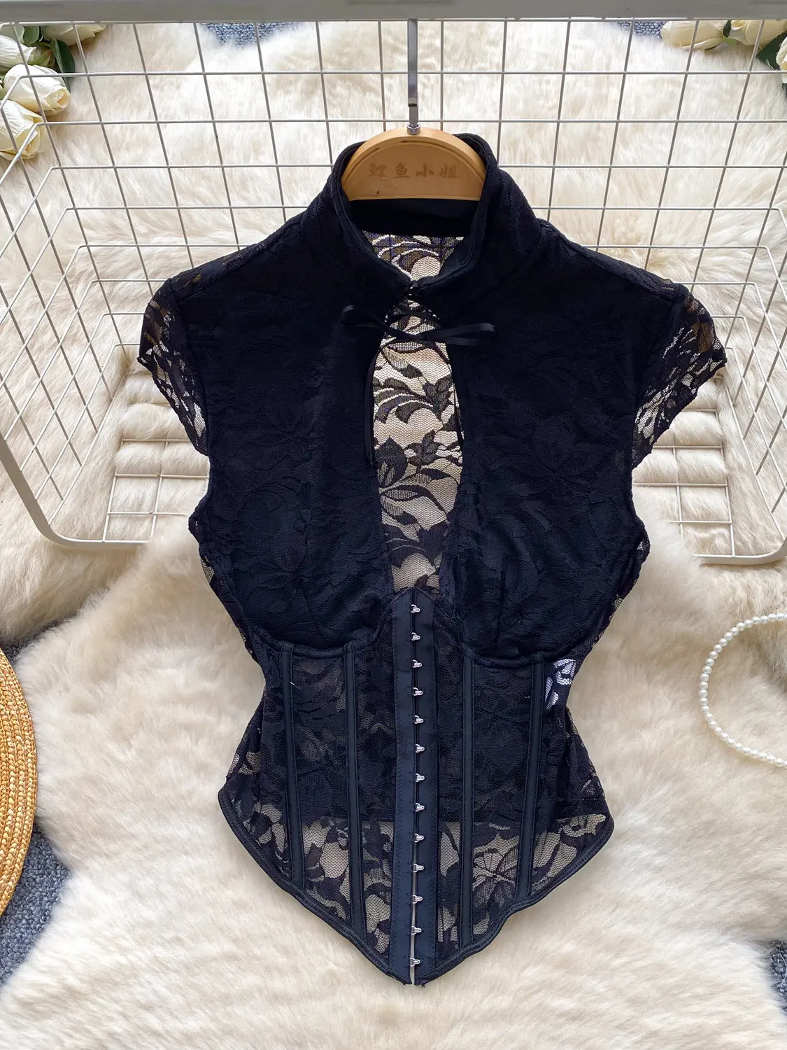 Foamlina Damen Schwarzes Transparentes Spitzen-T-Shirt Sexy Schnürung Hoher Kragen Schlüsselloch-Ärmel Vorderer Hakenverschluss Durchsichtiges Schlankes Crop-Top